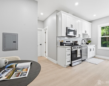 212 Montgomery Street - Photo Thumbnail 3