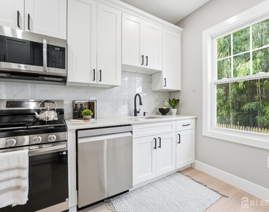 212 Montgomery Street - Photo Thumbnail 4