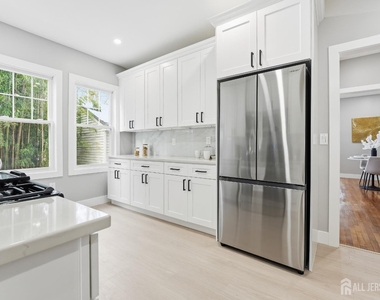 212 Montgomery Street - Photo Thumbnail 5