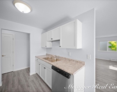 1051 Abbey Court - Photo Thumbnail 8