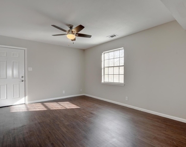 303 W 40th St - Photo Thumbnail 4