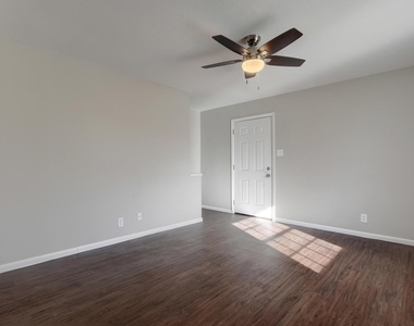 303 W 40th St - Photo Thumbnail 3