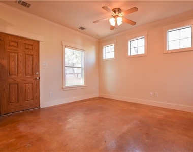 5405 Avenue H - Photo Thumbnail 4