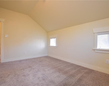 5405 Avenue H - Photo Thumbnail 3