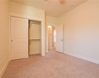 5405 Avenue H - Photo Thumbnail 6