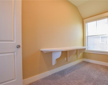5405 Avenue H - Photo Thumbnail 8