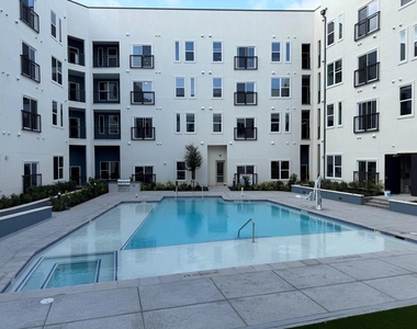 320 Goll St - Photo Thumbnail 18