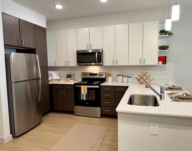 320 Goll St - Photo Thumbnail 9