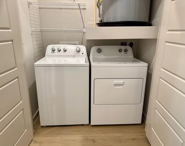 320 Goll St - Photo Thumbnail 14