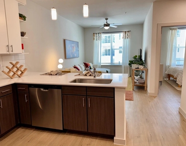 320 Goll St - Photo Thumbnail 8