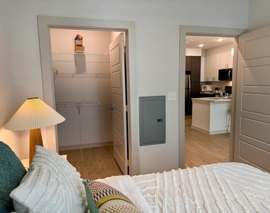320 Goll St - Photo Thumbnail 5