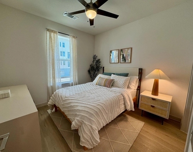 320 Goll St - Photo Thumbnail 4
