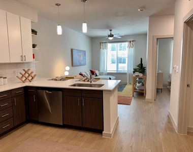 320 Goll St - Photo Thumbnail 11