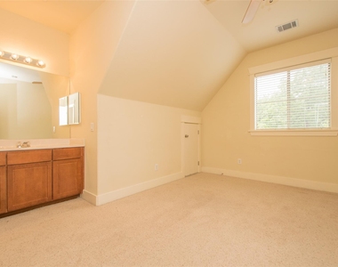 5405 Avenue H - Photo Thumbnail 3