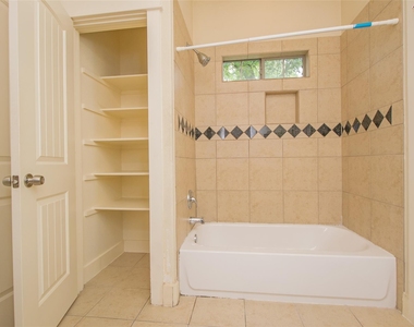 5405 Avenue H - Photo Thumbnail 7