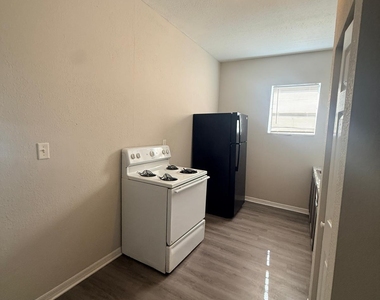 1128 Van Buren - Photo Thumbnail 3