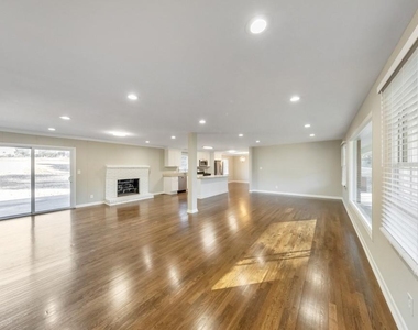 909 Rosedale Drive - Photo Thumbnail 4