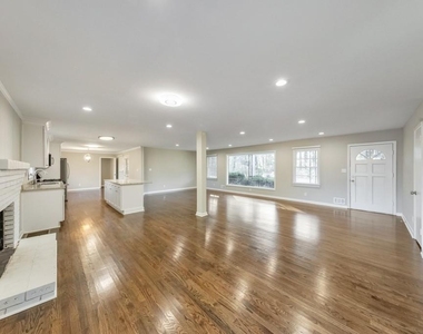 909 Rosedale Drive - Photo Thumbnail 5