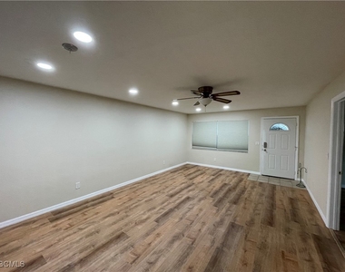 4108 Se 18th Place - Photo Thumbnail 2