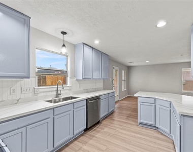 7606 Hillsdale Park Court - Photo Thumbnail 6