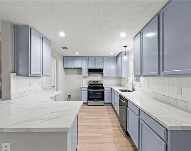 7606 Hillsdale Park Court - Photo Thumbnail 5