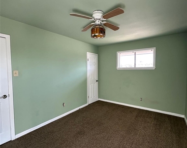 516 Holiday Drive - Photo Thumbnail 7