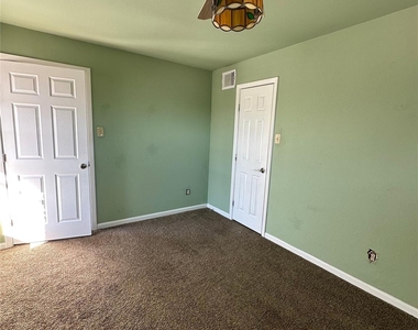 516 Holiday Drive - Photo Thumbnail 9