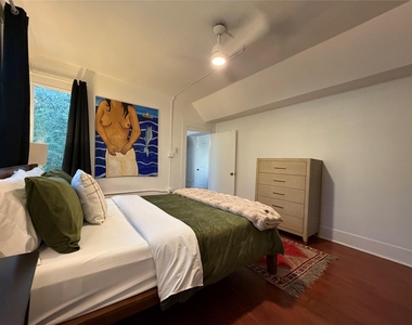 402 Hyde Park Boulevard - Photo Thumbnail 17