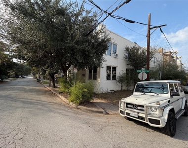 402 Hyde Park Boulevard - Photo Thumbnail 37