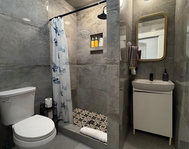 402 Hyde Park Boulevard - Photo Thumbnail 31