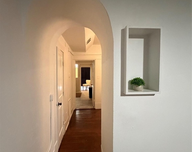 402 Hyde Park Boulevard - Photo Thumbnail 4