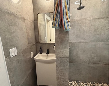 402 Hyde Park Boulevard - Photo Thumbnail 19