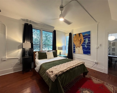 402 Hyde Park Boulevard - Photo Thumbnail 16