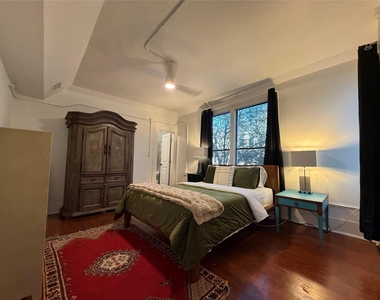 402 Hyde Park Boulevard - Photo Thumbnail 15