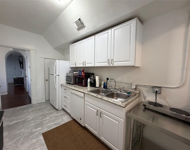 402 Hyde Park Boulevard - Photo Thumbnail 28