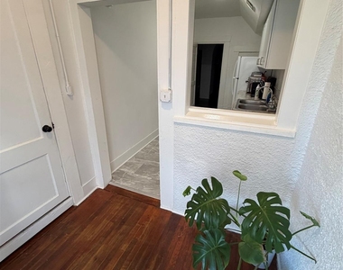 402 Hyde Park Boulevard - Photo Thumbnail 30