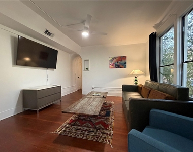 402 Hyde Park Boulevard - Photo Thumbnail 2