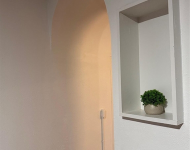 402 Hyde Park Boulevard - Photo Thumbnail 3
