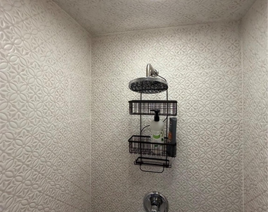 402 Hyde Park Boulevard - Photo Thumbnail 26