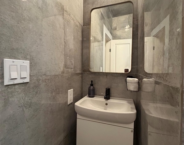 402 Hyde Park Boulevard - Photo Thumbnail 20
