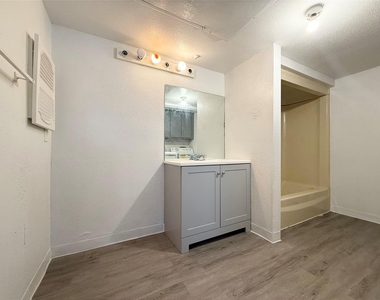 2822 S Bartell Drive - Photo Thumbnail 17