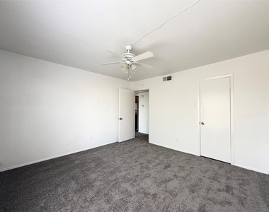 2822 S Bartell Drive - Photo Thumbnail 12