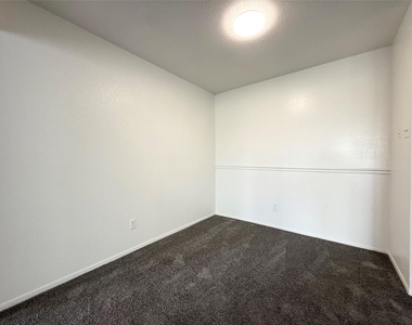 2822 S Bartell Drive - Photo Thumbnail 5