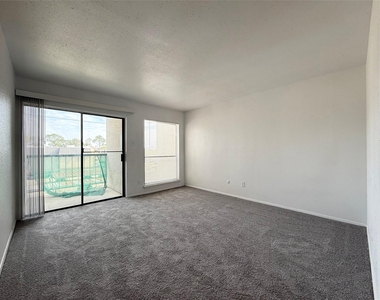 2822 S Bartell Drive - Photo Thumbnail 7