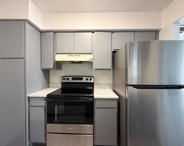 2822 S Bartell Drive - Photo Thumbnail 4