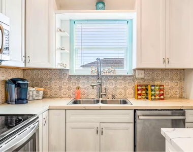 986 Bahama Drive - Photo Thumbnail 4