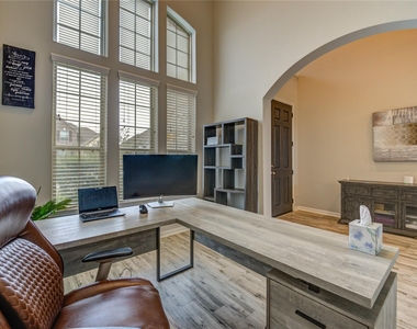 2727 Camellia Avenue - Photo Thumbnail 6
