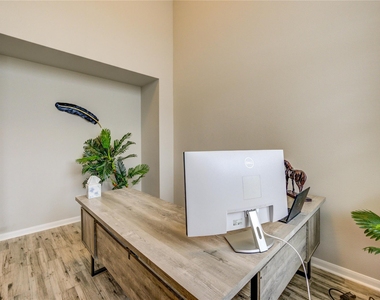 2727 Camellia Avenue - Photo Thumbnail 5
