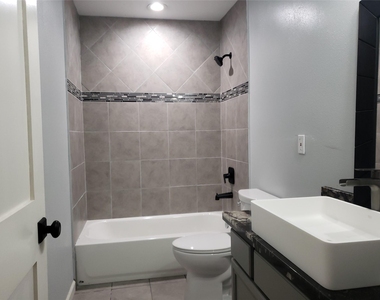 1503 Ryon Street - Photo Thumbnail 5