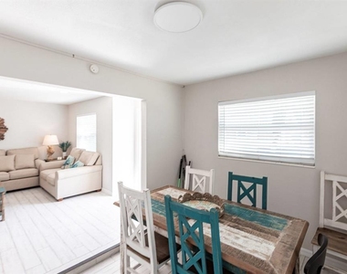 6020 Midnight Pass Road - Photo Thumbnail 12